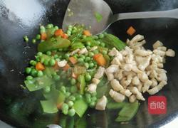 鸡丁炒豌豆的做法图解4