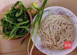 皮蛋素面的做法图解1