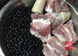 黑豆猪尾汤的做法图解1