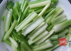 芹菜拌花生米的做法图解3