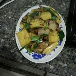 腊肉炒洋芋粉粑粑的做法[图]
