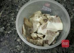 腊肉炒洋芋粉粑粑的做法图解2