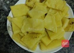 腊肉炒洋芋粉粑粑的做法图解5