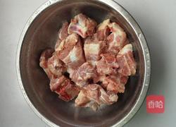 白萝卜黄花菜炖排骨的做法图解1