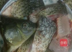 得莫利炖鱼贴饼的做法图解1