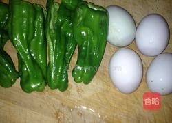 青椒蒸咸鸭蛋的做法图解1