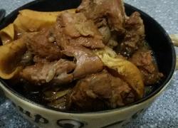砂锅小碗炖牛肉。