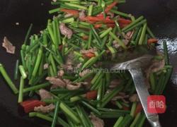 韭菜花小炒肉的做法图解4