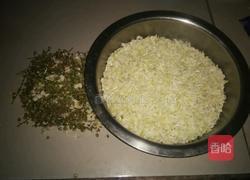 猪肉槐花陷饺子的做法图解1