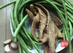 豆角炒萝卜干的做法图解1