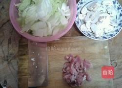 大白菜蘑菇炒肉片的做法图解1