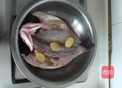 烧烤鲈鱼的做法图解1