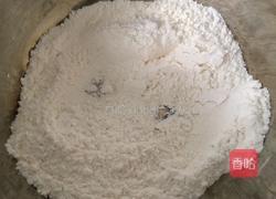 松松软软黄蛋糕的做法图解2