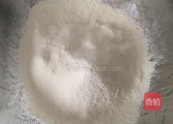 松松软软黄蛋糕的做法图解3