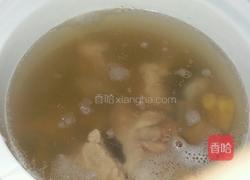 炖干红菌脊骨汤的做法图解3