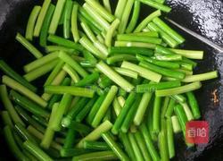 牛肉丝炒蒜苔。的做法图解2