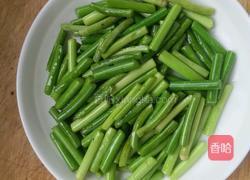 牛肉丝炒蒜苔。的做法图解3