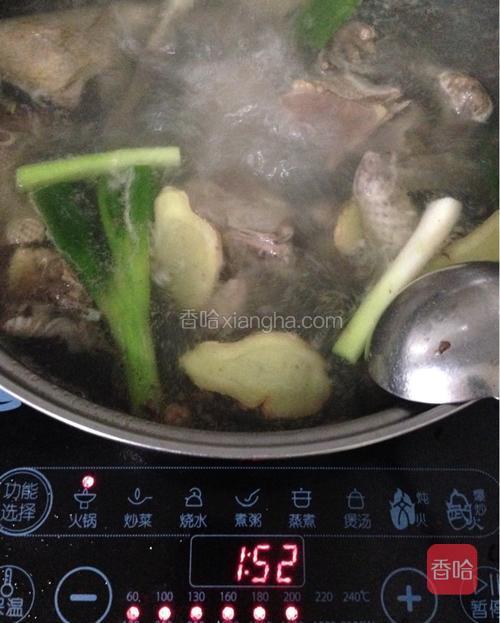 如图所示：大火煮开，用汤勺撇去上面的沫子，继续煮一会儿