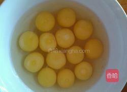 油煎鹌鹑蛋的做法图解1