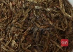 尖椒炒小鱼的做法图解2