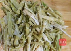 笋干缸豆红烧肉的做法图解2