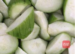 丝瓜皮蛋豆腐汤的做法图解1