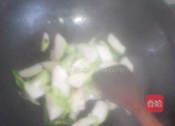 丝瓜炒香肠的做法图解3