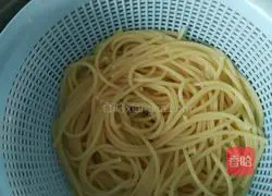 Illustration of how to make tomato beef sauce pasta 2