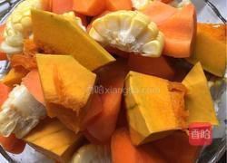 红萝卜玉米南瓜百合汤的做法图解1