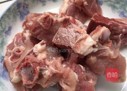 红萝卜玉米南瓜百合汤的做法图解2