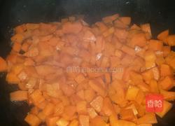 红萝卜炒玉米的做法图解3