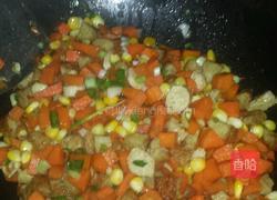 红萝卜炒玉米的做法图解5