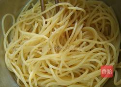 火腿洋葱意大利面的做法图解2