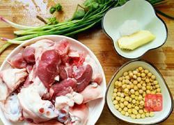 黄豆闷猪脚的做法图解1
