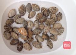 蛤蜊炒丝瓜的做法图解1