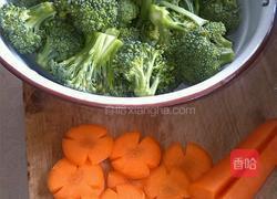 胡萝卜炒西兰花的做法图解1
