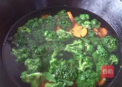 胡萝卜炒西兰花的做法图解2