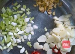 胡萝卜炒西兰花的做法图解3