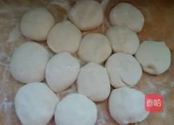 芹菜牛肉包子。的做法图解3