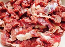 牛肉萝卜汤的做法图解1