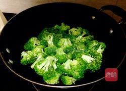 虾仁炒西兰花的做法图解2