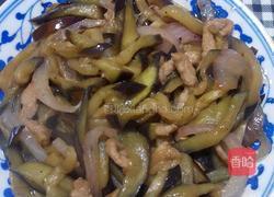 茄丝炒洋葱的做法图解1