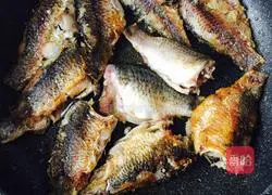 Illustration of how to make crispy crucian carp 2