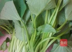 红薯叶卤鸡翅面的做法图解2