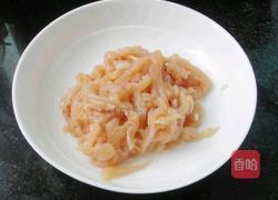 松子双椒鸡丝的做法图解2