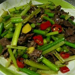 辣椒香芹蒜苗炒牛肉的做法[图]