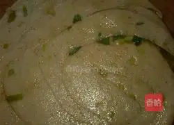 Illustration of how to make scallion pancake 9