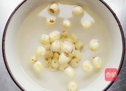 银耳莲子羹的做法图解3