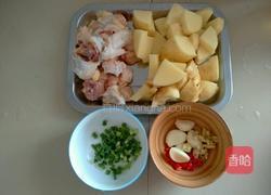 土豆烧三黄鸡的做法图解1