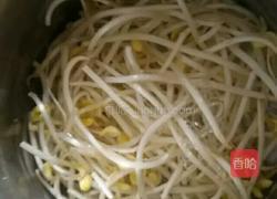 黄豆芽炒粉条的做法图解2